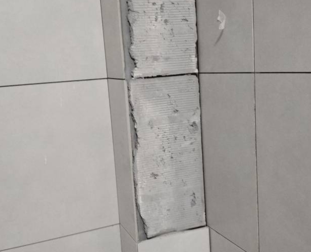 青云谱瓷砖空鼓维修公司分享下瓷砖施工前基层浇水润湿程度不足，可能导致以下问题